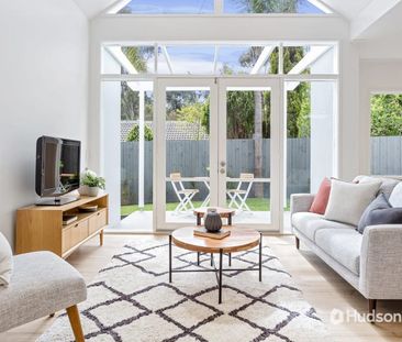 Light, breezy feel, your stylish home awaits! - Photo 2