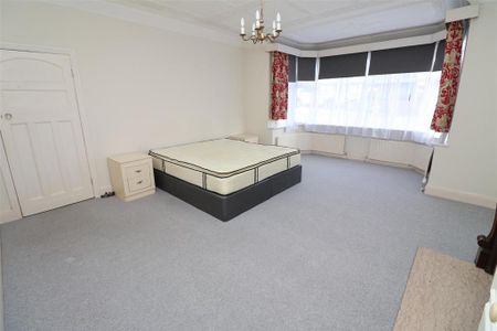 4 bedroom flat to rent - Photo 4