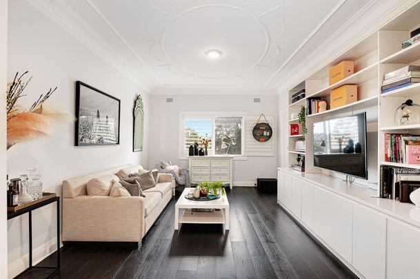 Immaculate two bedroom apartment with parking for three - Photo 1