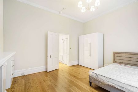 A studio apartment in a classic period building on Egerton Gardens, perfectly placed between Knightsbridge and South Kensington. - Photo 5