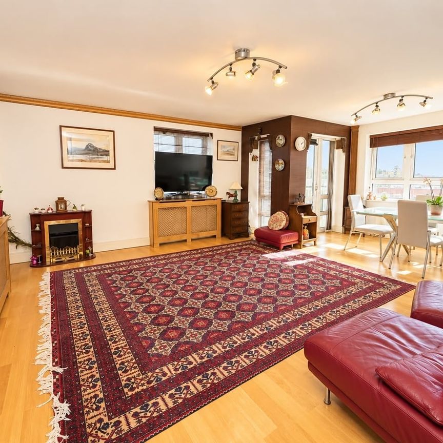 3 Bed Flat, St Davids Square, E14 - Photo 1