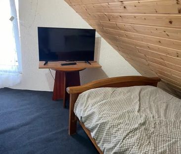 Închiriez cameră, bucătărie și baie la casă, Sibiu - Photo 2