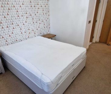 Price £1,350 pcm - Available 09/04/2026 - Furnished - Photo 3