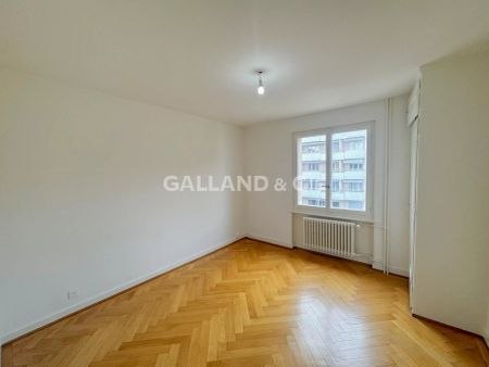 Appartement spacieux de 2 pièces au 3ème étage avec balcon - Photo 2