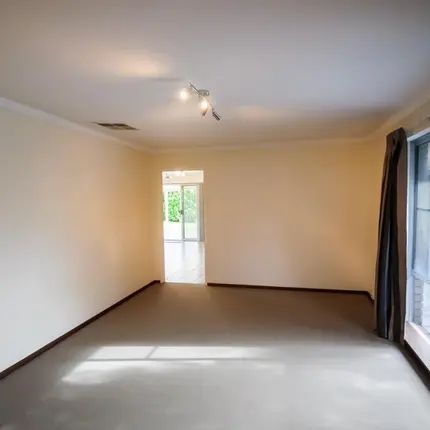 HUGE 6 x 2 spacious family home - Photo 2