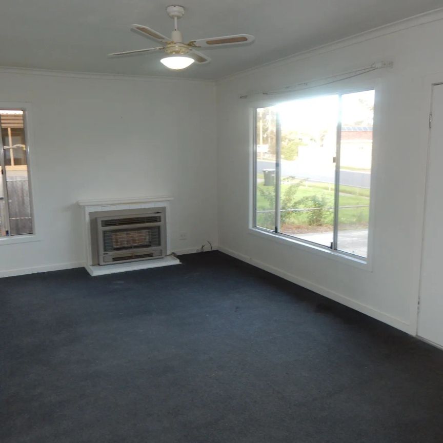 Comfortable 3 Bedroom Home in a Convenient Location - Photo 1