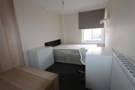 4 bedroom flat to rent - Photo 4