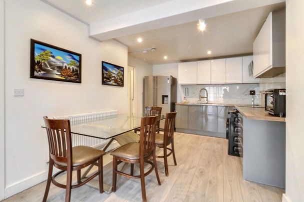 Room 4 - Cadogan Close, South Harrow, HA2 - Photo 1
