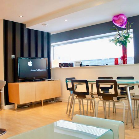 Premium - 2 bed Apartment - 4th Floor - £1850 per month​​​​ - Photo 4