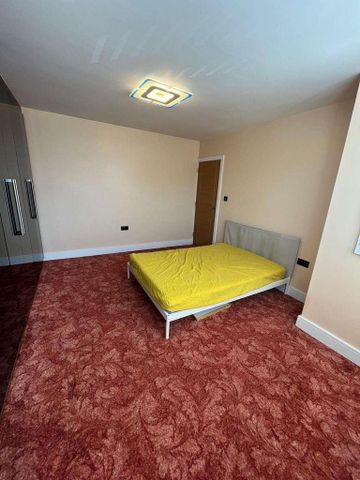 1 bedroom in a house share to rent - Photo 2