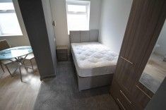 1 bed Flat - Studio for Rent - Photo 2