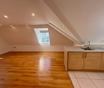 Two Bedroom Top Floor Apartment - Photo 4