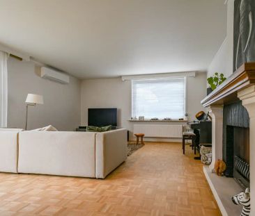 Ruim appartement met ondergrondse autostaanplaats - Photo 1