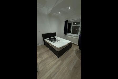 Room in a Shared House, Westway, W12 - Photo 2
