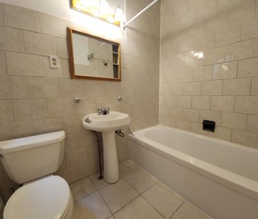 Logement rénové de 2 chambres à coucher plus bureau, semi-meublé. - Photo 5
