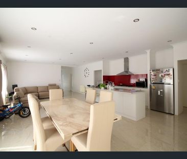 Spacious 4x2 Family Home in Sinagra - Photo 2