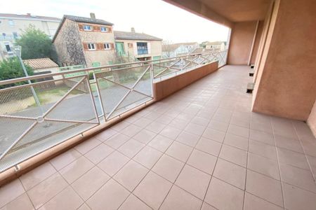 La londe loue dans village 3 PIECES AVEC TERRASSE - Photo 2