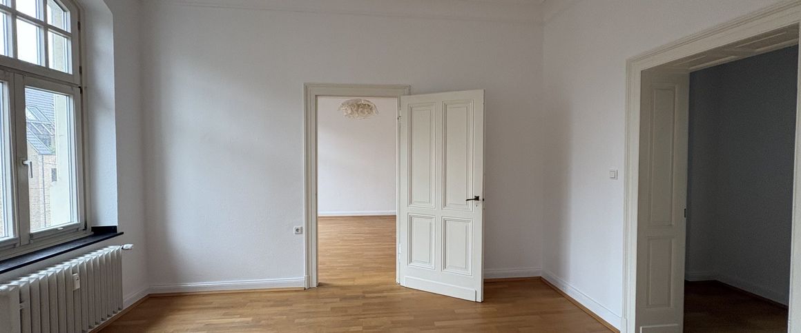 2-Zimmer Altbau mit Balkon zum Verlieben: Renoviert in Pempelfort! - Photo 1