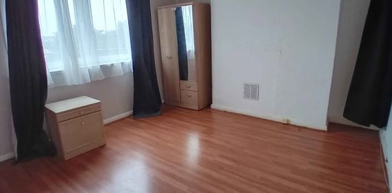 Room in a Shared Flat, Wendover Court, W3 - Photo 2