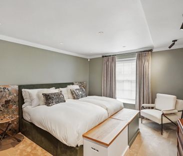 A beautiful and luxurious seven bedroom townhouse in the heart of Belgravia, SW1X. - Photo 6