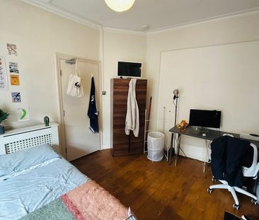 Room in a Shared House, With Garden And Jacuzzi, SW18 - Photo 4