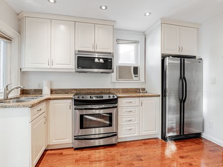 For Lease - 7 Duplex Crescent, Toronto, Ontario - Photo 3