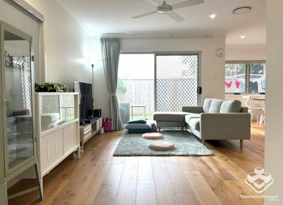 Near NEW 4 bedroom Townhouse fully furnished !!! - Photo 1