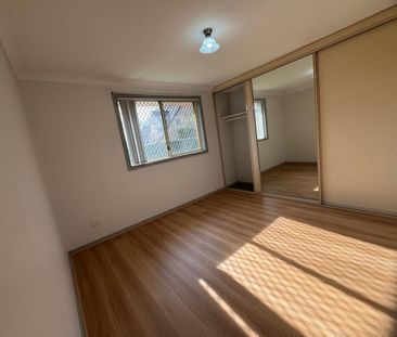 Spacious & Cozy 3-Bedroom Townhouse in Prime Merrylands! - Photo 2