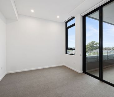 Sunlit Two Bedroom Apartment - Photo 2