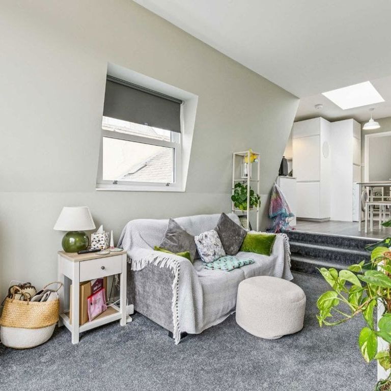 Southcroft Road, SW17 9TR, London - Photo 1