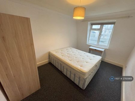 3 bedroom flat to rent - Photo 2