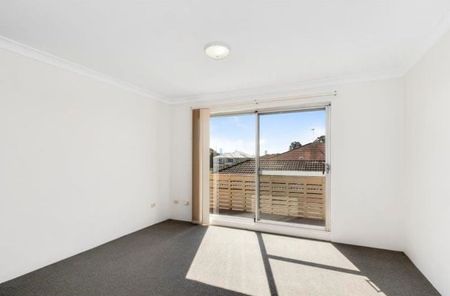 Two Bedroom Apartment with Large Balcony in the Heart of Kensington - Photo 2