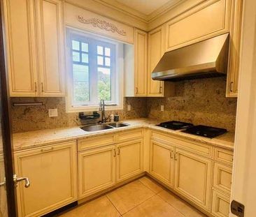 4000 College Highroad apartment — Vancouver, BC (5-Bedroom) - 5 Bedroom - Photo 4