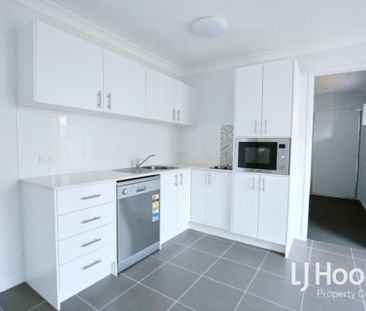 Modern 2 Bedroom Duplex with Air Con in Main Bedroom & Living Area! - Photo 4