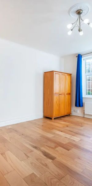 2 bedroom in Kew Road - Photo 1