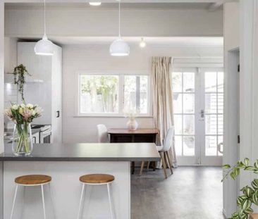 Charming 3 Bedroom House - Photo 5