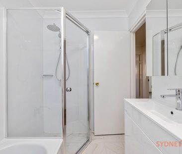 Spacious Renovated Townhouse with Courtyard - Photo 4