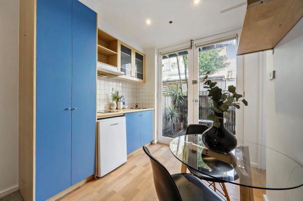 Updated Ground-Floor Apartment with Private Courtyard – Steps from the Beach! - Photo 1