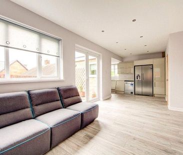 4 bedroom detached house to rent - Photo 2