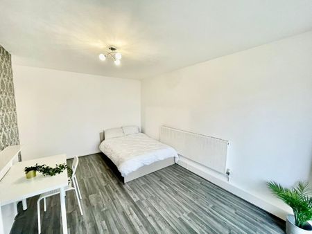 3 Bed Flat, Temple House, SW11 - Photo 5