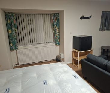 Room in a Shared Flat, Pine Rd, NW2 - Photo 4