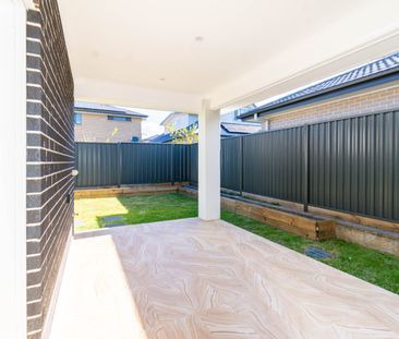 Stunning 4-Bedroom Family Home - Move In & Enjoy! - Photo 6