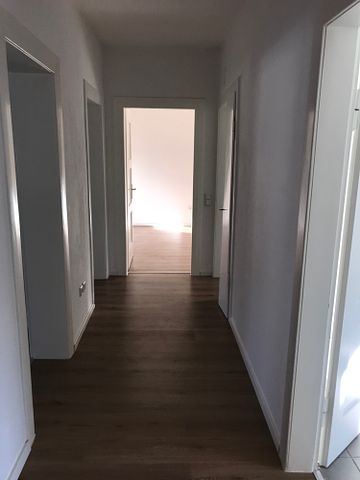 **Helle renovierte 3 Zimmer Wohnung mit Balkon im 4. Obergeschoss** - Photo 3