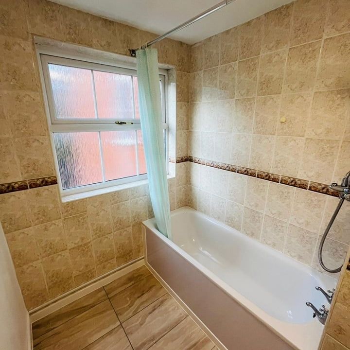 Room in a Shared Flat, Leeward Gardens, SW19 - Photo 1