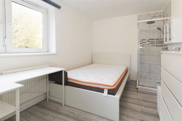 4 bedroom flat to rent - Photo 1