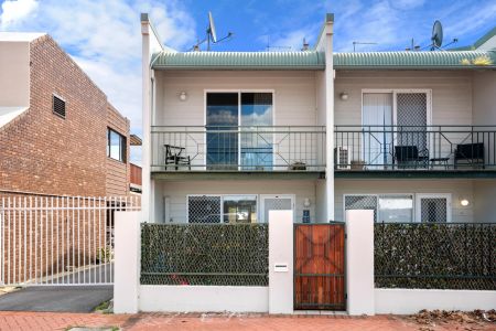 Coastal townhouse living, steps from the foreshore. - Photo 3