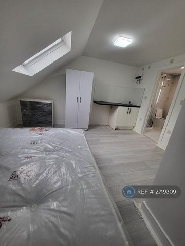 1 bedroom in a house share to rent - Photo 3