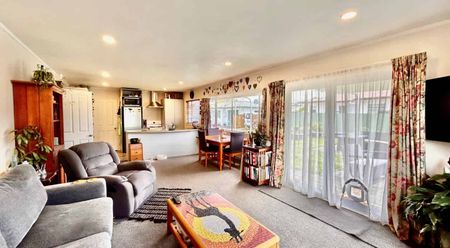 Comfortable Two Bedroom - Photo 4