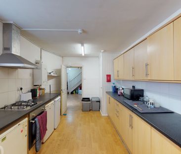 Carholme Road - Three Storey - Three Double Bedrooms - Photo 4