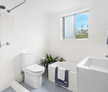 Fresh, Light-Filled Apartment in a Prime Dulwich Hill Location - Photo 4